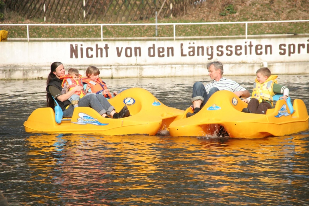 Familie in Tretbooten